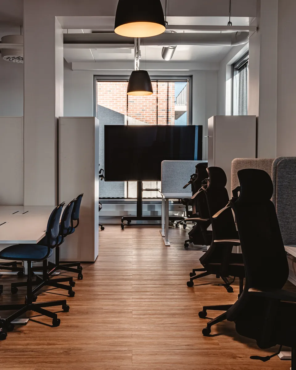 Workstations with acoustic dividers at M8S Hub